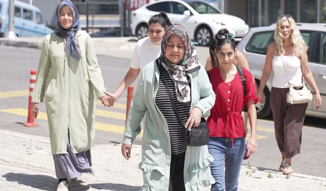 İzmir’de anneler için dayanışma mutfağı: Hem pişiriyorlar hem eve götürüyorlar