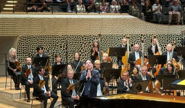 Dünyaca ünlü piyanist ve besteci Fazıl Say, Elbphilharmonie konser salonunda “Anadolu’nun sessizliği” ile büyüledi