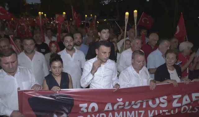 Özgür Çelik, Bahçelievler'de 30 Ağustos yürüyüşüne katıldı