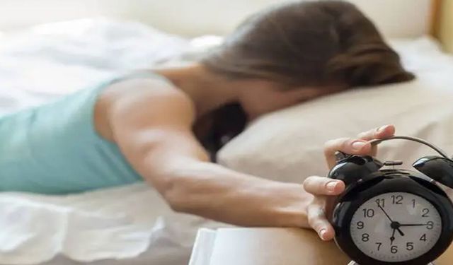 Alarm kurmadan uyanmanın sırrı: Vücudunuzu doğal saate nasıl alıştırırsınız?