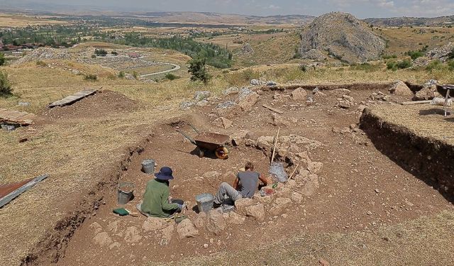 Çorum’da 2 bin 300 yıllık mezarlar gün yüzüne çıktı: Şimdiye dek en iyisini bulduk