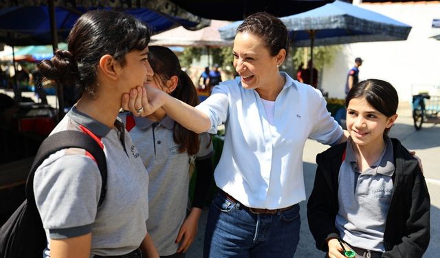 Efes Selçuk Belediyesi'nden Kırtasiye Kartı ile öğrenciye destek, yerel esnafa nefes