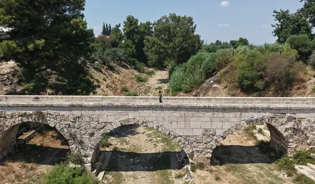 800 yıllık köprü ve modern yapı yan yana: Antalya’da tarihle bugün buluştu...