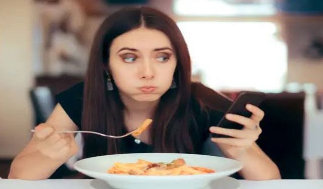 Tok olduğunuz halde yeme isteği geliyorsa dikkat! Uzmanından 15 dakika kuralı