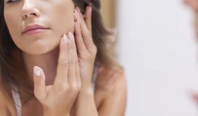 Dermatologdan uyarı: Cildinizi erken yaşlandıran 10 alışkanlık