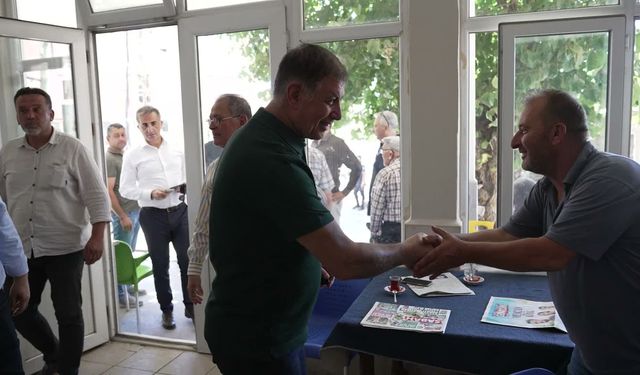 Cemil Tugay Bergama’da sahaya indi! Üreticiyle bal hasadı yaptı, çocuklarla futbol oynadı
