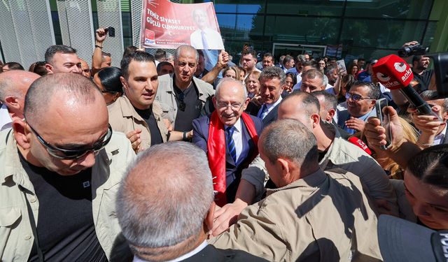Kemal Kılıçdaroğlu'na İzmir'de yoğun ilgi! Adım atmakta güçlük yaşadı...