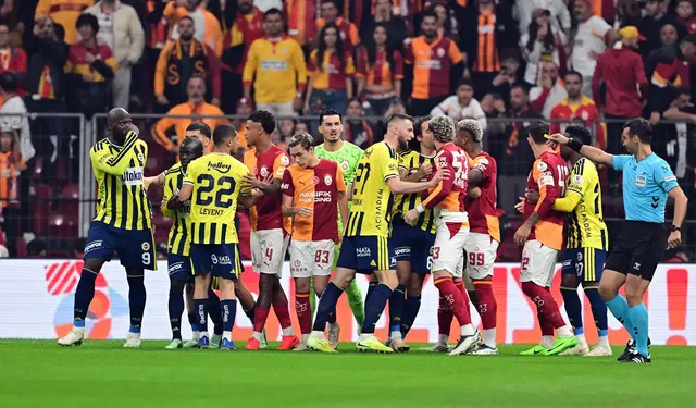 Galatasaray - Fenerbahçe derbisinde ilk yarıda ortalık karıştı: İlk gol Osimhen’den