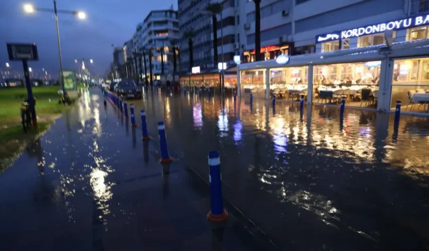 İzmir'de deniz kara ile birleşti