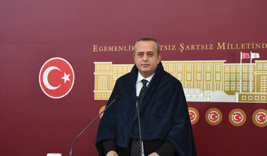 Gaziantep Milletvekili Ertuğrul Kaya'dan 'battaniyeli' protesto