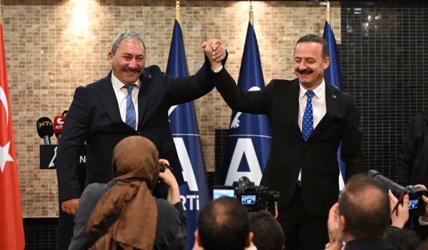 Ağıralioğlu istifa eden Akalın'a rozet taktı