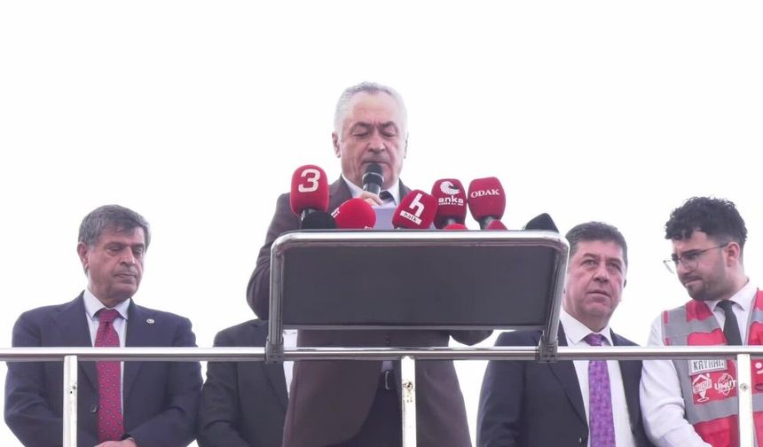 CHP’den belediye önünde eylem: Burcu Köksal bundan sonra halkın arasında nasıl dolaşacak?