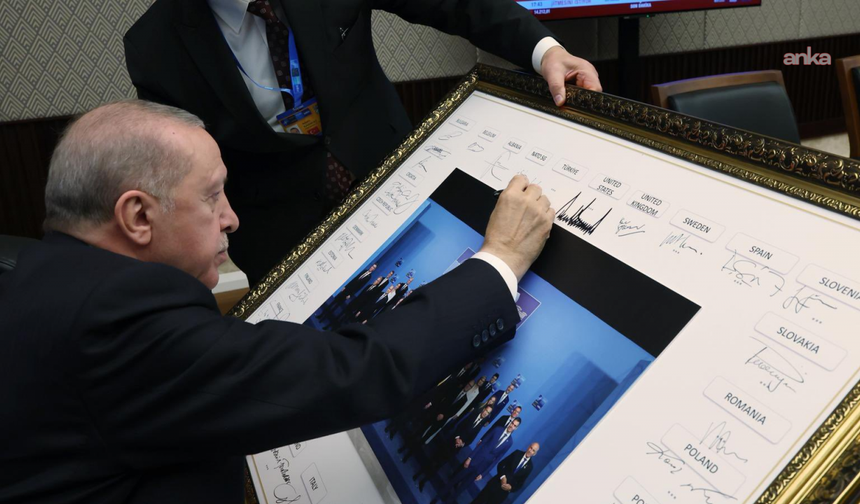 Cumhurbaşkanı Erdoğan, NATO Zirvesi'ne katılan liderlerin imza attığı tabloyu imzaladı
