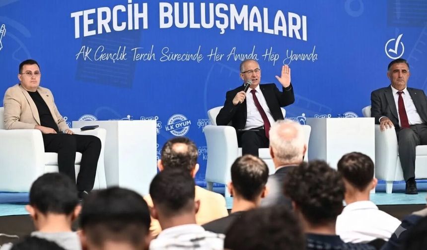Rektörlerin siyasi etkinliğe katılımı tartışma yarattı