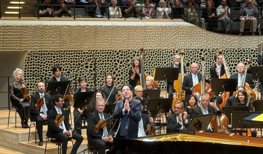 Dünyaca ünlü piyanist ve besteci Fazıl Say, Elbphilharmonie konser salonunda “Anadolu’nun sessizliği” ile büyüledi