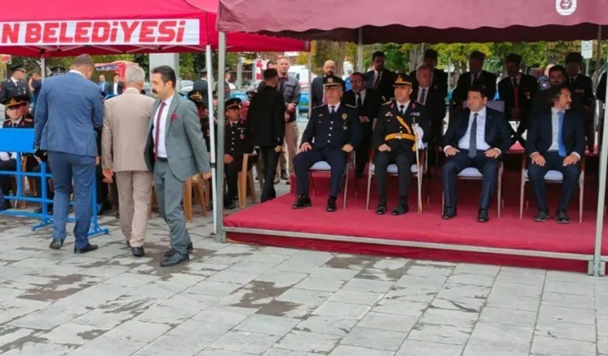 30 Ağustos töreninde komutanın koltuğuna AKP'li başkan oturdu!