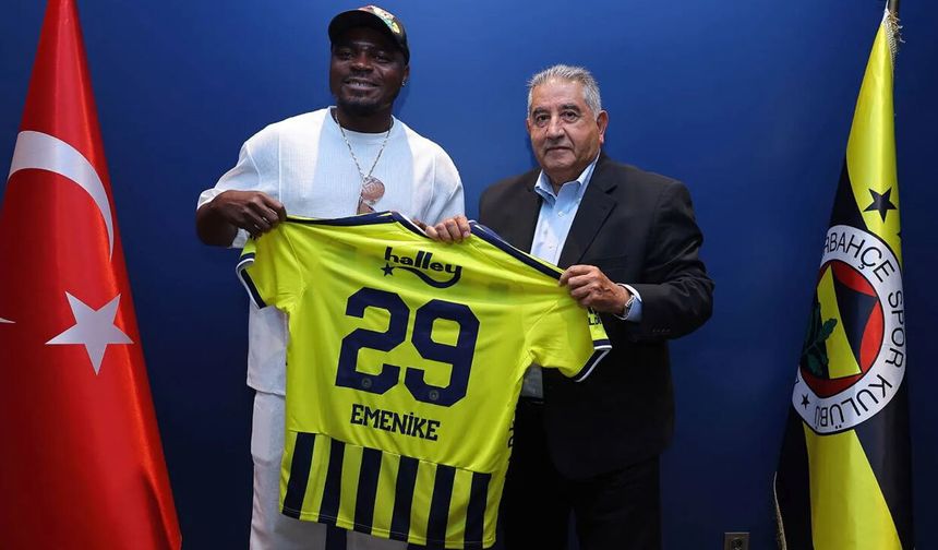 Emenike Fenerbahçe'yi ziyaret etti: 29 numaralı forma hediye edildi