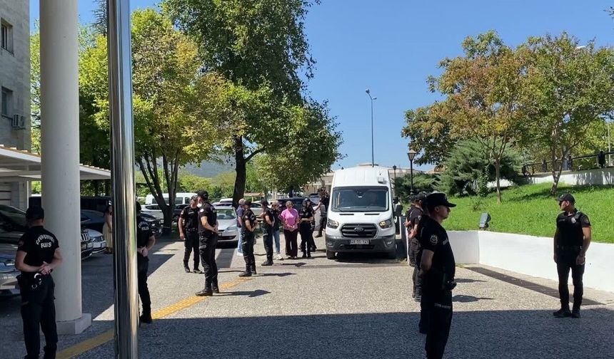 FETÖ'nün suikast timindeki eski yüzbaşıya destek sağladıkları belirlenen 10 şüpheli serbest bırakıldı
