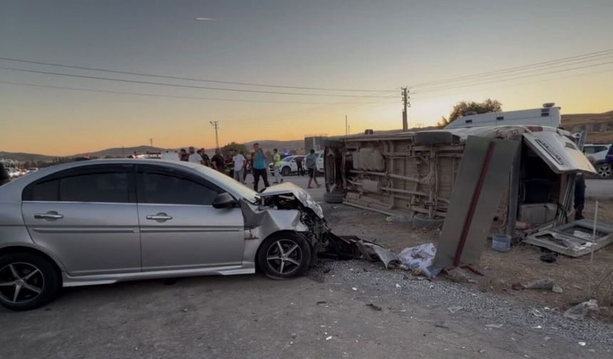Kırıkkale’de işçi servisi ile otomobil çarpıştı: 14 yaralı